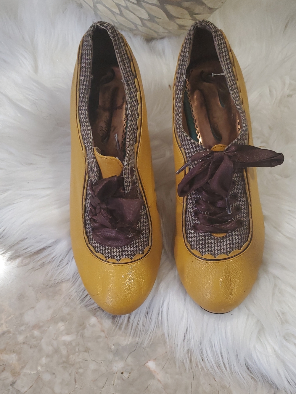 Poetic License Yellow Lace-Up Shoe EUR 38